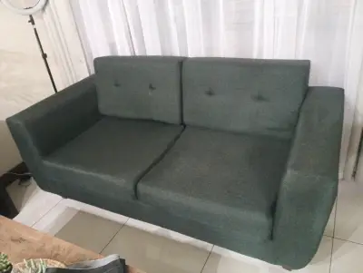 Sofá gris oscuro cómodo - miniatura 1