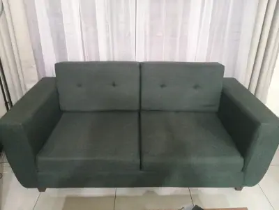 Sofá gris oscuro cómodo - miniatura 2