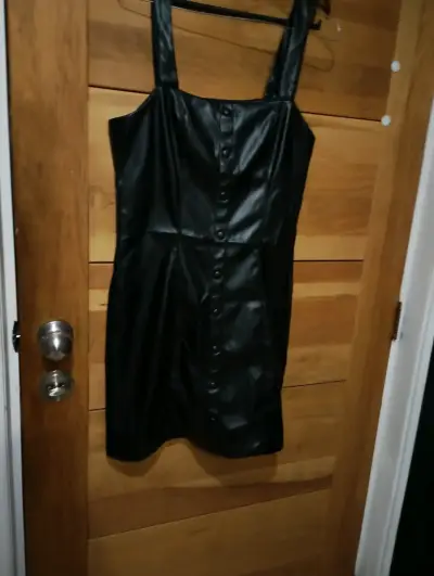 Vestido negro de cuero sintético - miniatura 1