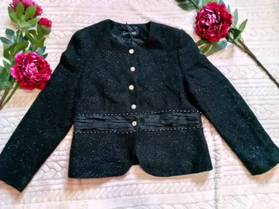 Chaqueta negra brillante mujer - miniatura 1