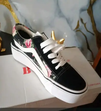 Zapatillas negras con flores - miniatura 1