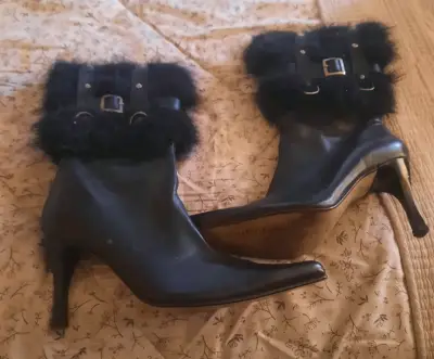 Botines negros con tacón y pelaje - miniatura 1