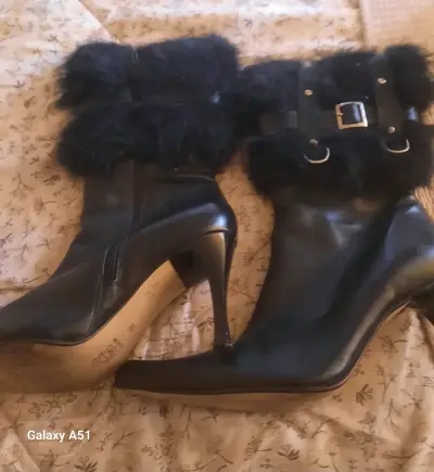 Botines negros con tacón y pelaje - miniatura 2