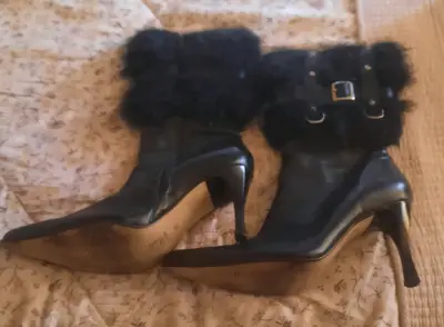 Botines negros con tacón y pelaje - miniatura 3
