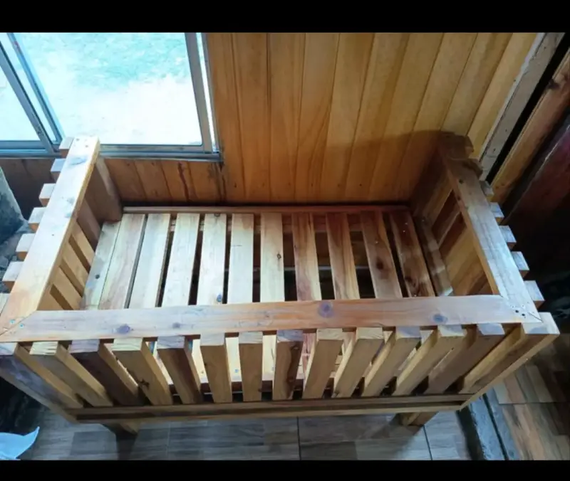Cuna de madera artesanal - 2