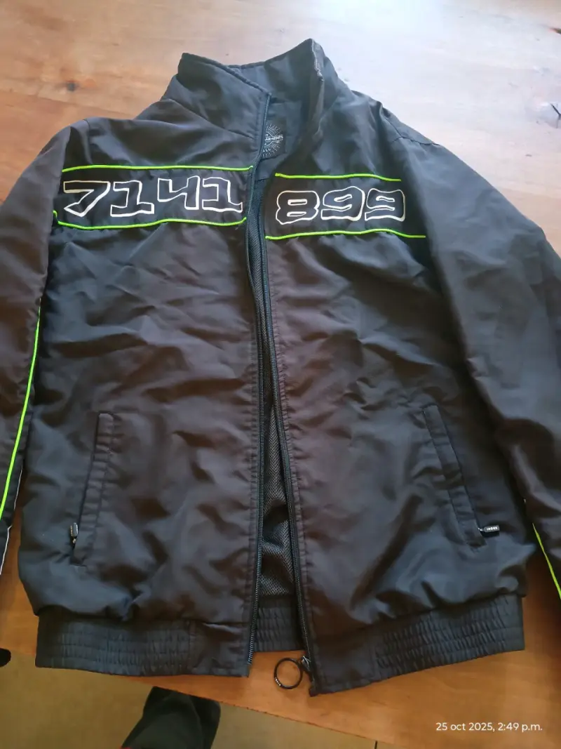 Chaqueta deportiva negra