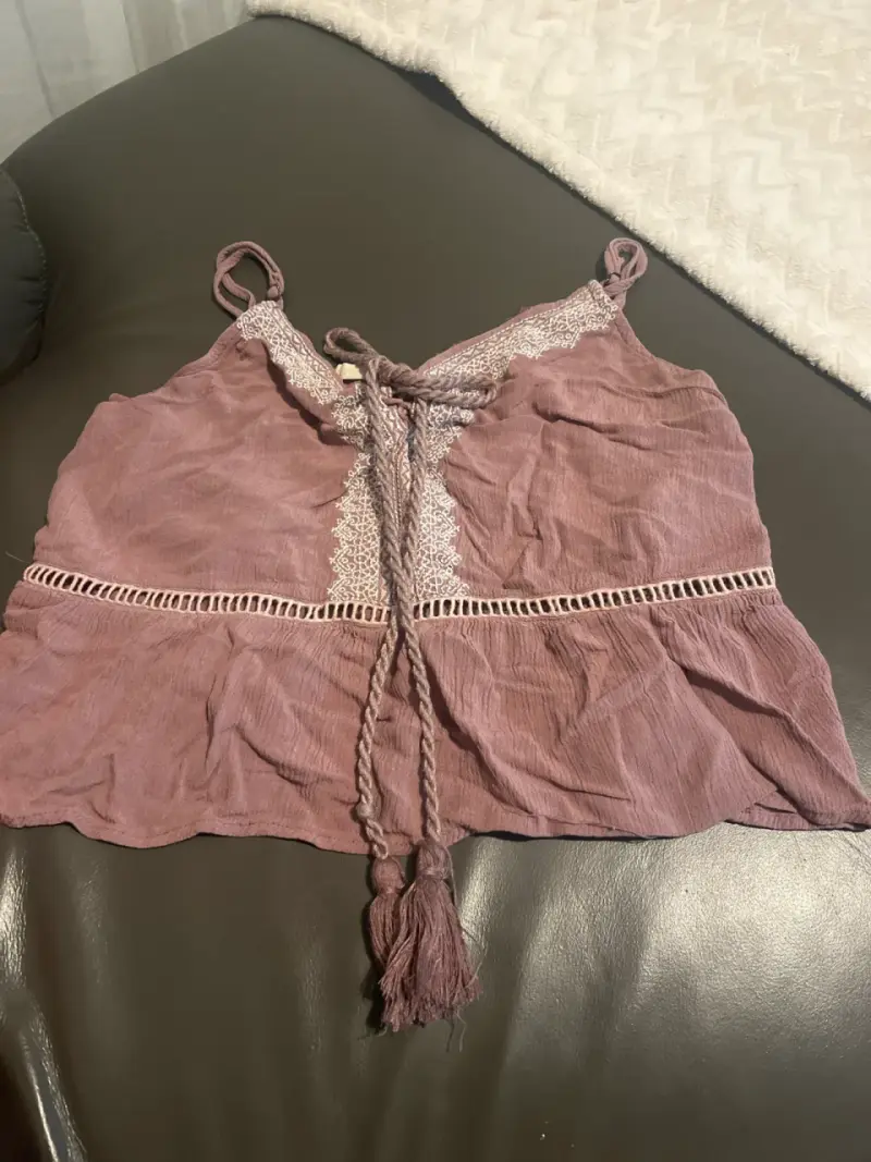 Top morado con encaje