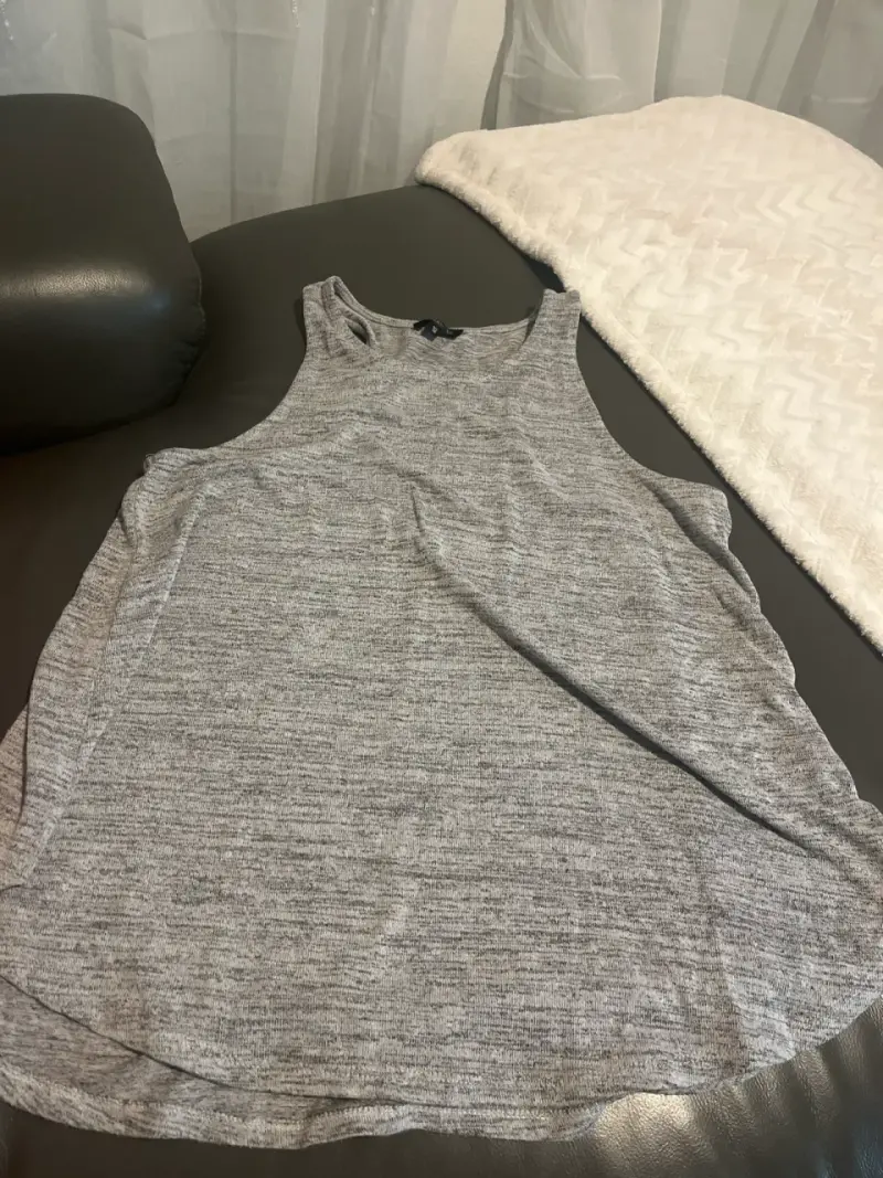 Polera sin mangas gris jaspeada