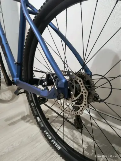 Bicicleta de montaña azul - miniatura 2
