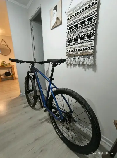 Bicicleta de montaña azul - miniatura 3