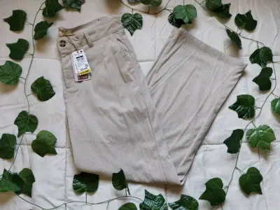 Pantalones beige nuevos - miniatura 3
