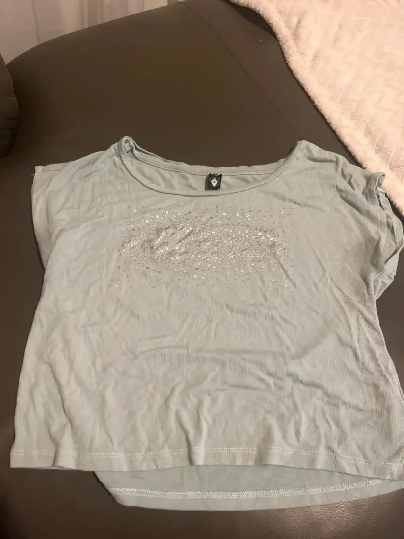 Polera celeste con detalles brillantes