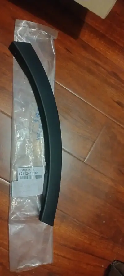 Moldura derecha parachoques del Toyota Rav4 - miniatura 1