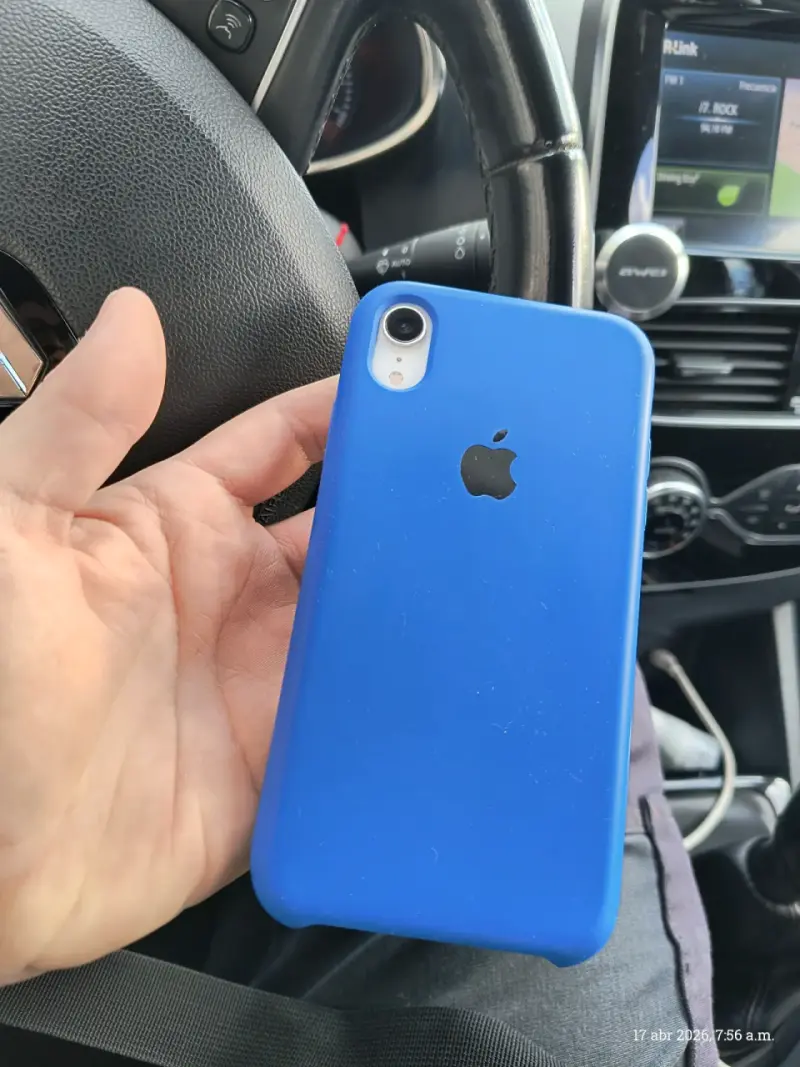 iPhone XR con carcasa azul - 1