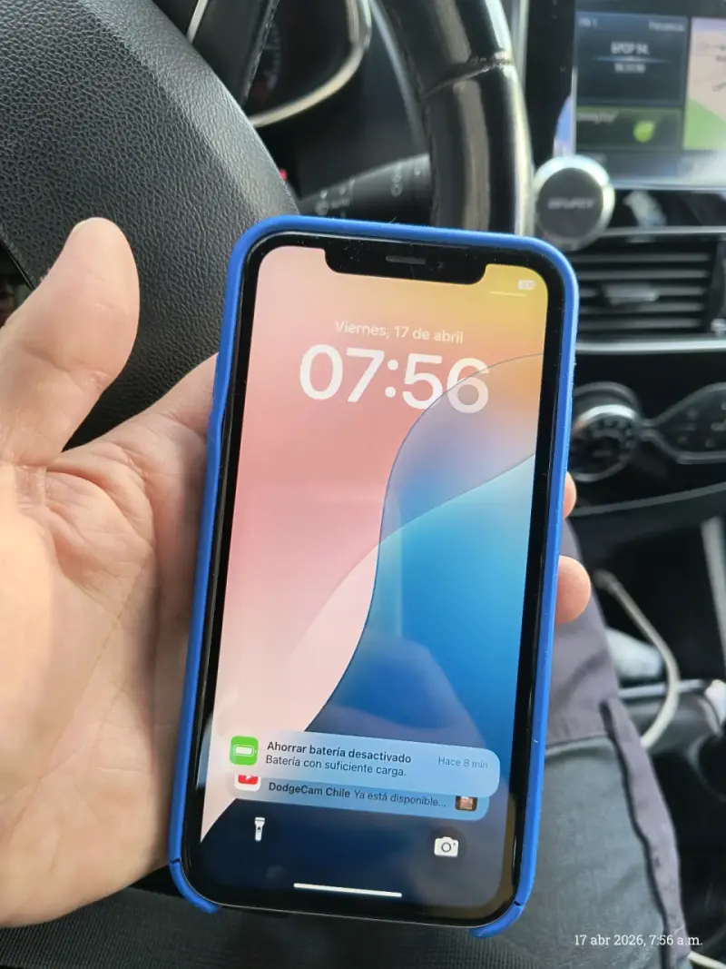iPhone XR con carcasa azul - 2