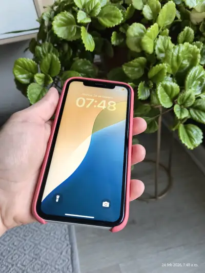 iPhone XR con carcasa azul - miniatura 3