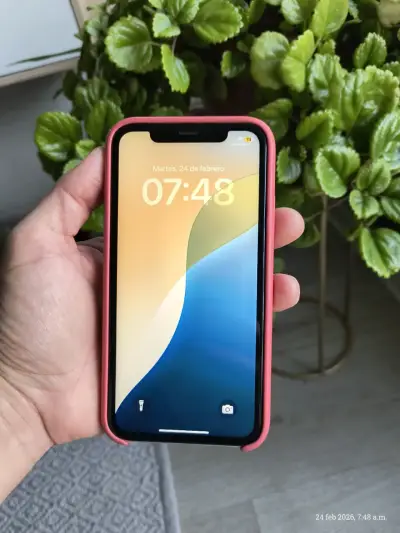 iPhone XR con carcasa azul - miniatura 4