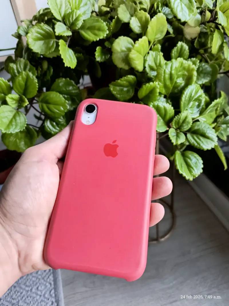 iPhone XR con carcasa azul - 5