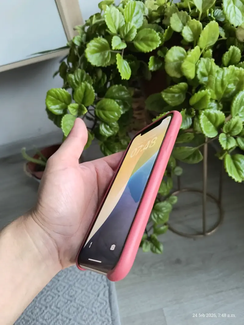 iPhone XR con carcasa azul - 6