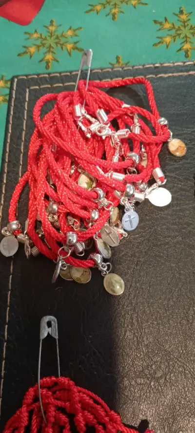 Pulseras de hilo rojo con dijes - miniatura 1
