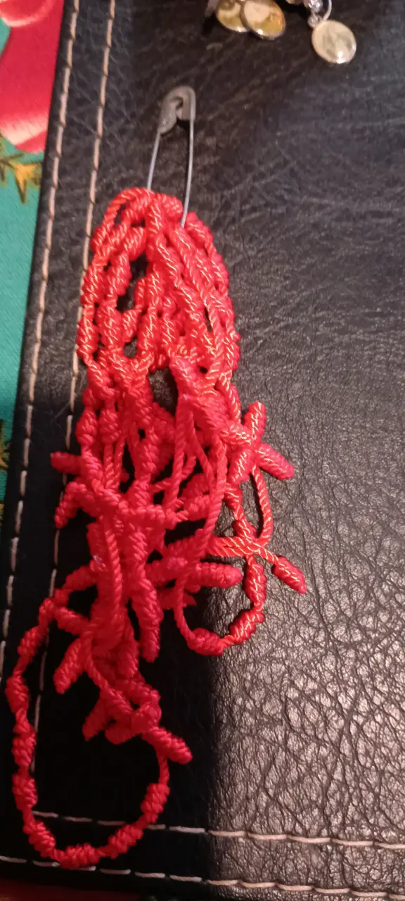 Pulseras de hilo rojo con dijes - 2
