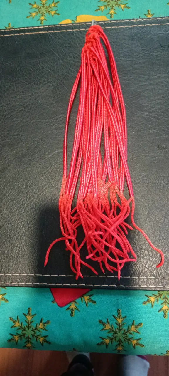 Pulseras de hilo rojo con dijes - 3