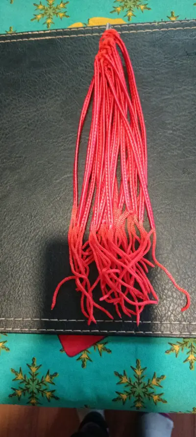 Pulseras de hilo rojo con dijes - miniatura 3