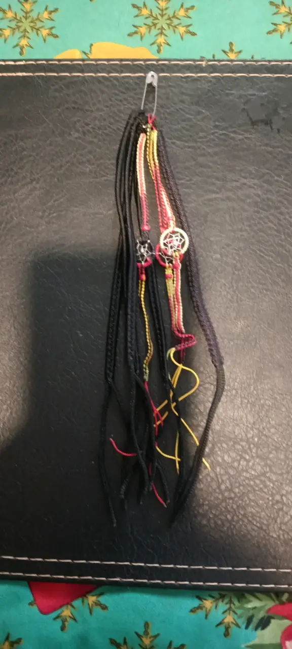 Pulseras de hilo rojo con dijes - 4