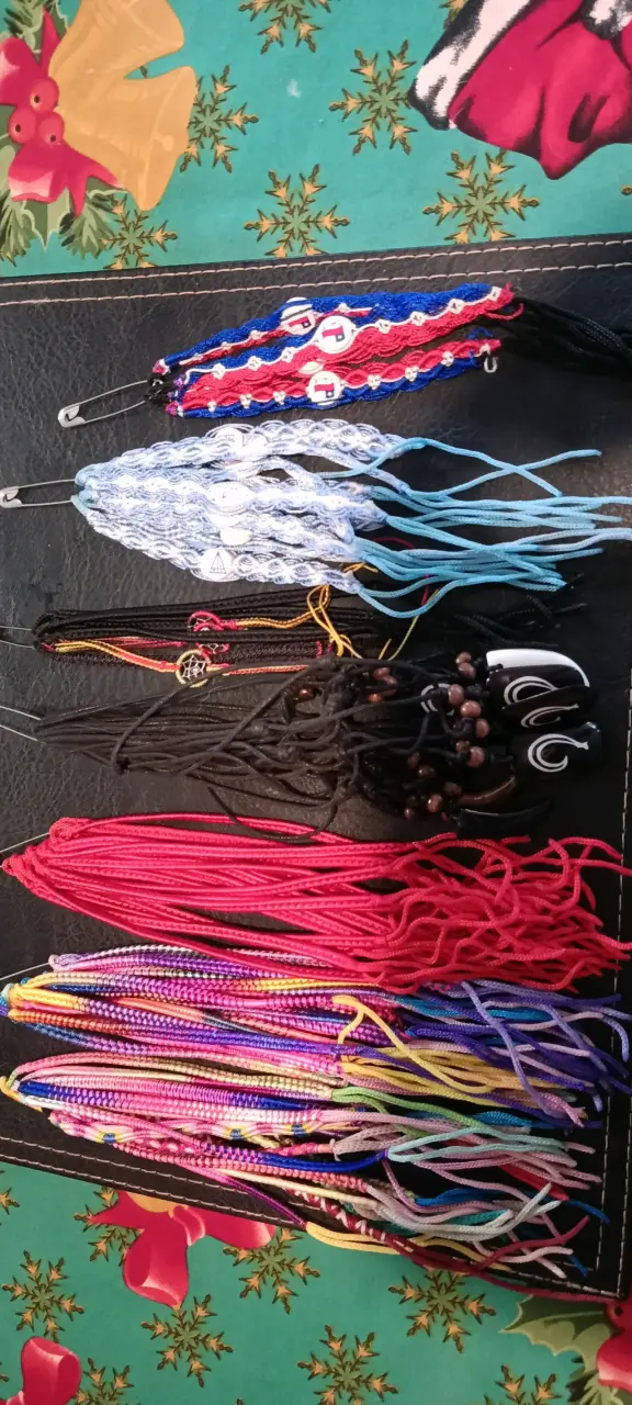 Pulseras de hilo rojo con dijes - 5