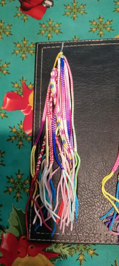 Pulseras de hilo rojo con dijes - miniatura 6