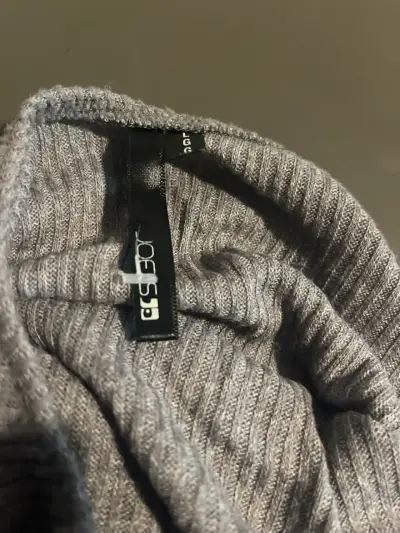Polera gris de mangas largas - miniatura 2