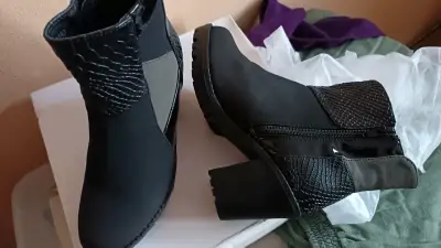 Botines negros con detalles de patrón - miniatura 1