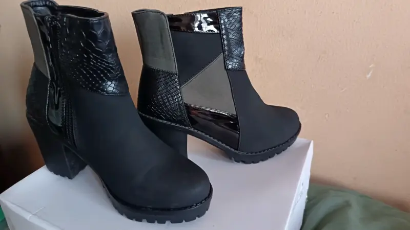 Botines negros con detalles de patrón - 3
