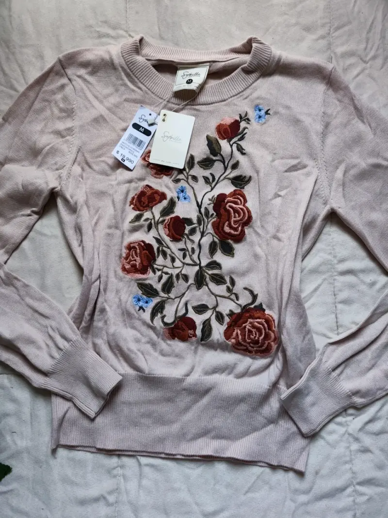 Polerón beige con flores bordadas - 4