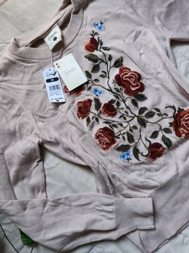 Polerón beige con flores bordadas - 5