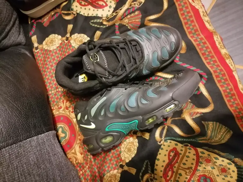 Zapatillas negras con detalles verdes