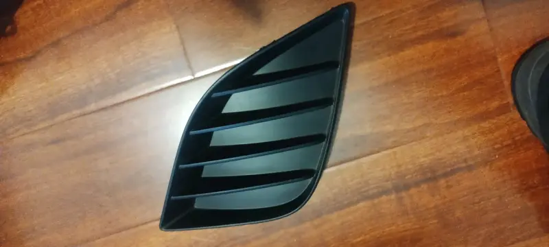 Bisel neblinero derecho Toyota Corolla año 14-16 - 1