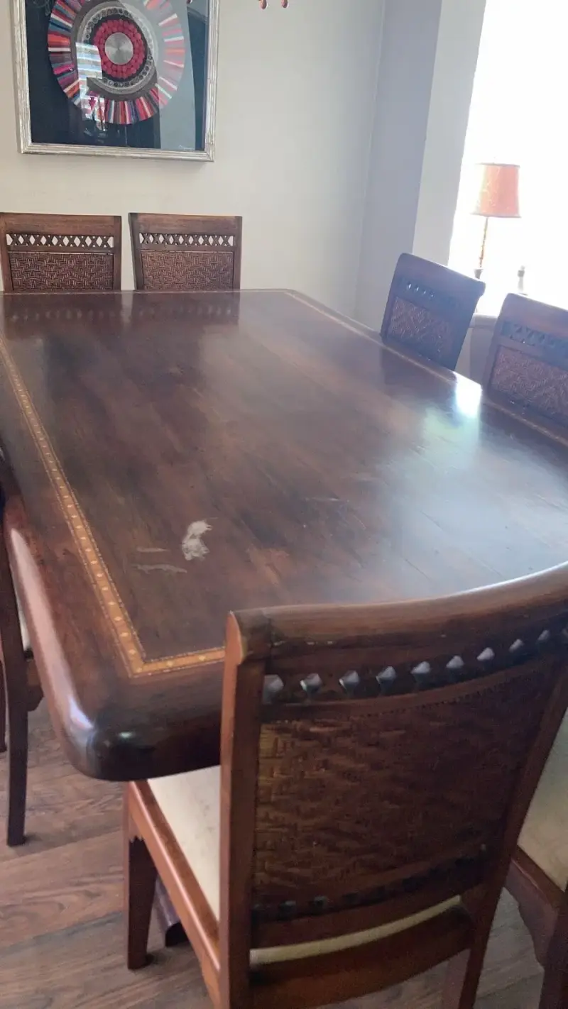 Mesa de comedor con sillas - 2