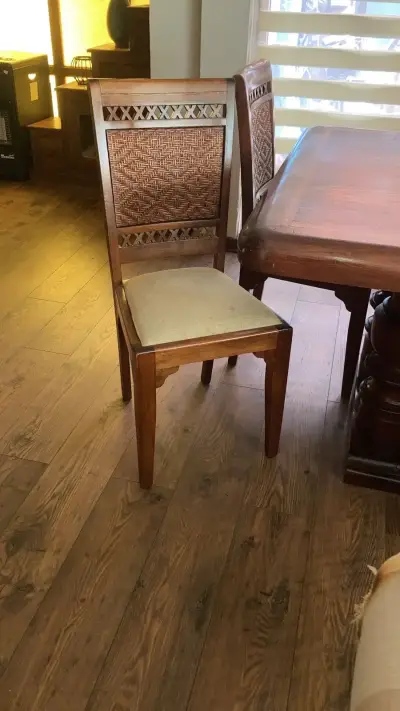 Mesa de comedor con sillas - miniatura 3