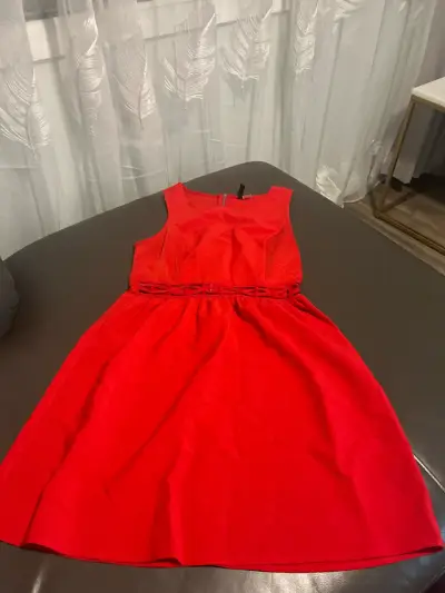 Vestido rojo elegante - miniatura 1