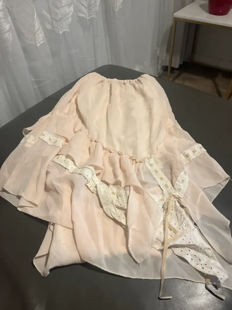 Falda beige con encaje