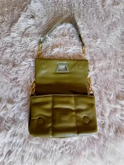 Cartera verde con cadena dorada - miniatura 1