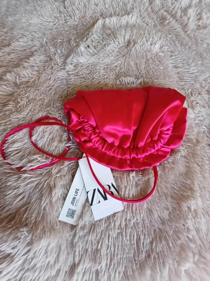Cartera roja de satén - 1