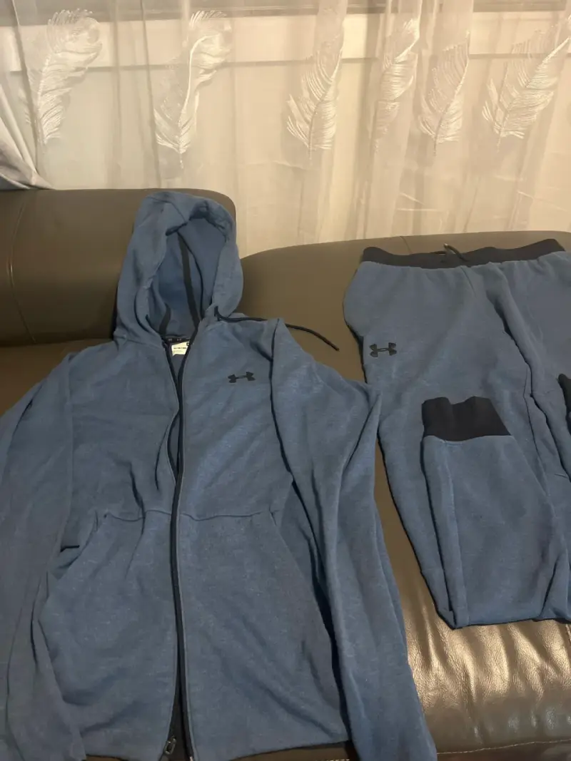 Conjunto deportivo azul con capucha - 1
