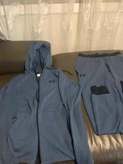 Conjunto deportivo azul con capucha - miniatura 1