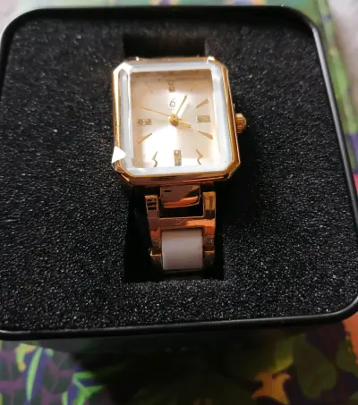 Reloj dorado cuadrado para mujer - miniatura 1