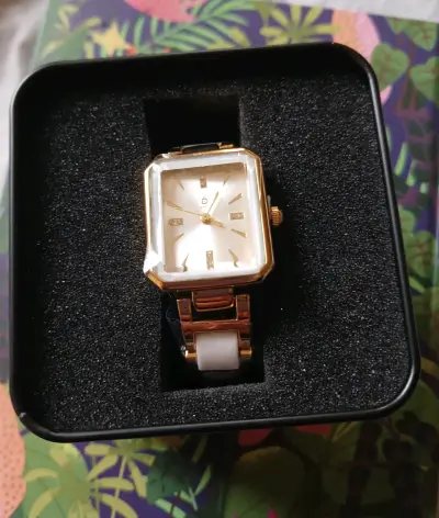 Reloj dorado cuadrado para mujer - miniatura 2