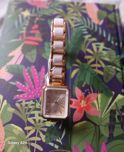 Reloj dorado cuadrado para mujer - miniatura 3
