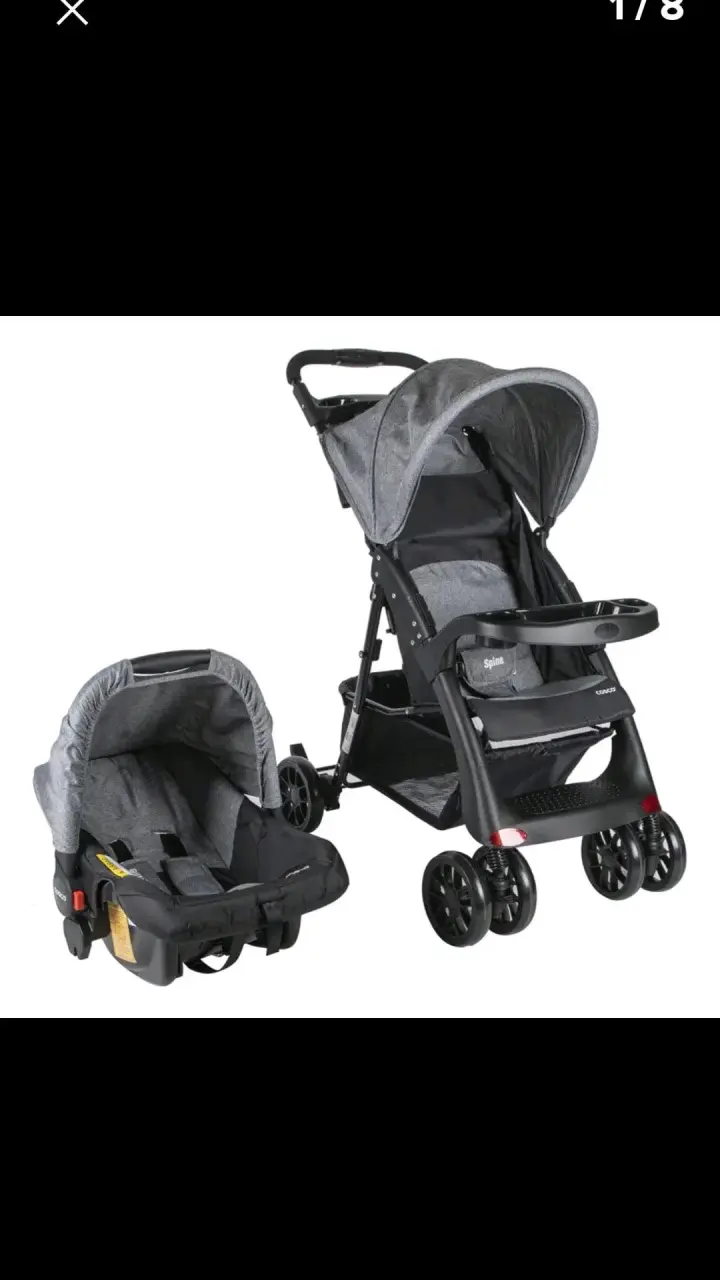 Coche y silla de auto gris