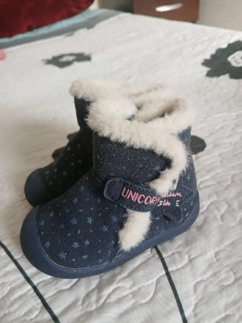 Botitas de bebé azul con peluche - 1